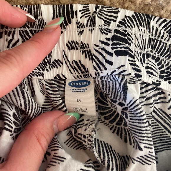 Old Navy flower print shorts - Picture 3 of 3